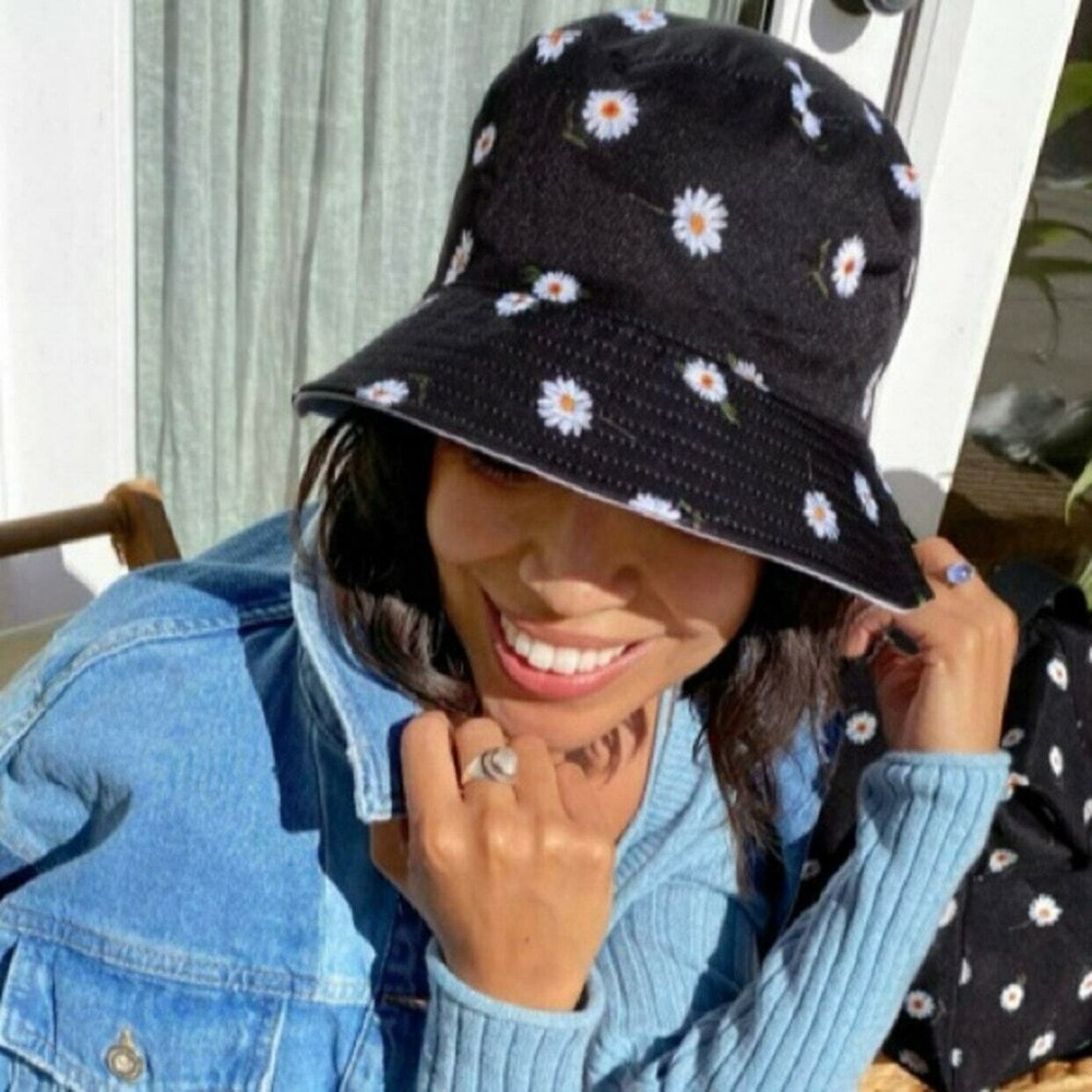 NWT Alice + Olivia Reversible Bucket Hat Daisy White/ black- floral, one size